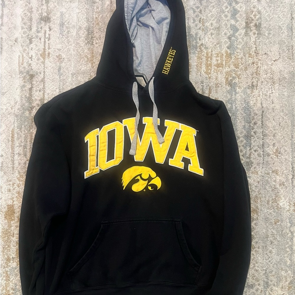 J. America Black and Yellow Iowa Hawkeyes Sweater size XL